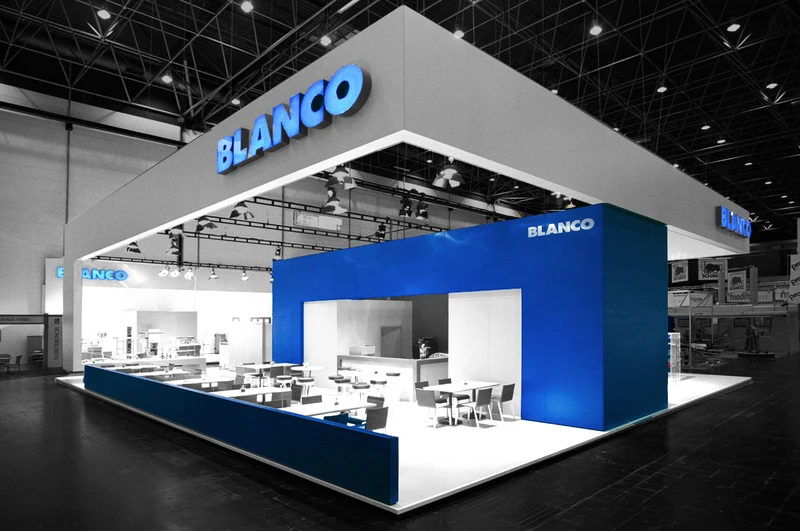 Messestand für Blanco mit blauer Umfassung, hohem Portal und Küchenpräsentation
