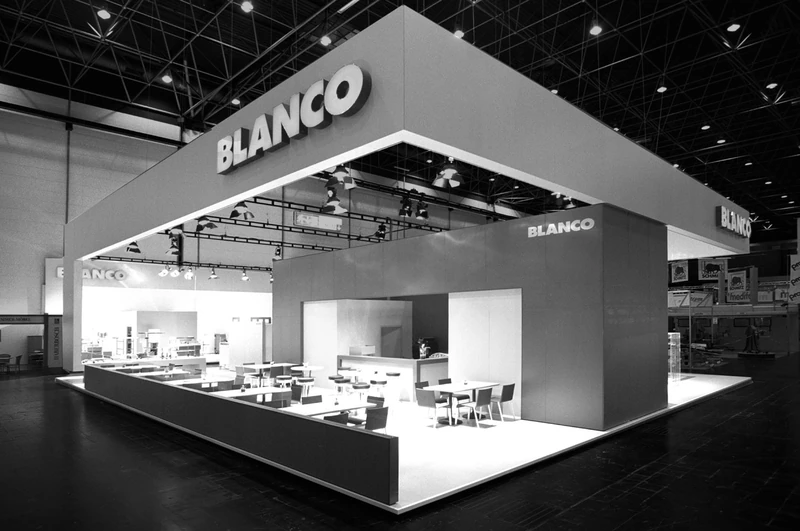 Messestand für Blanco mit hohem Portal und Küchenpräsentation, schwarzweiß