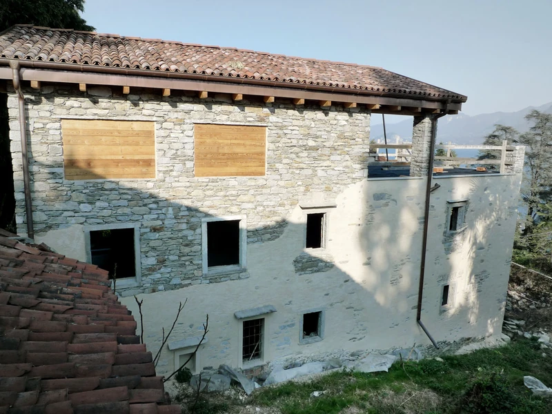 Natursteinfassade des Rusticos mit Blick auf den See