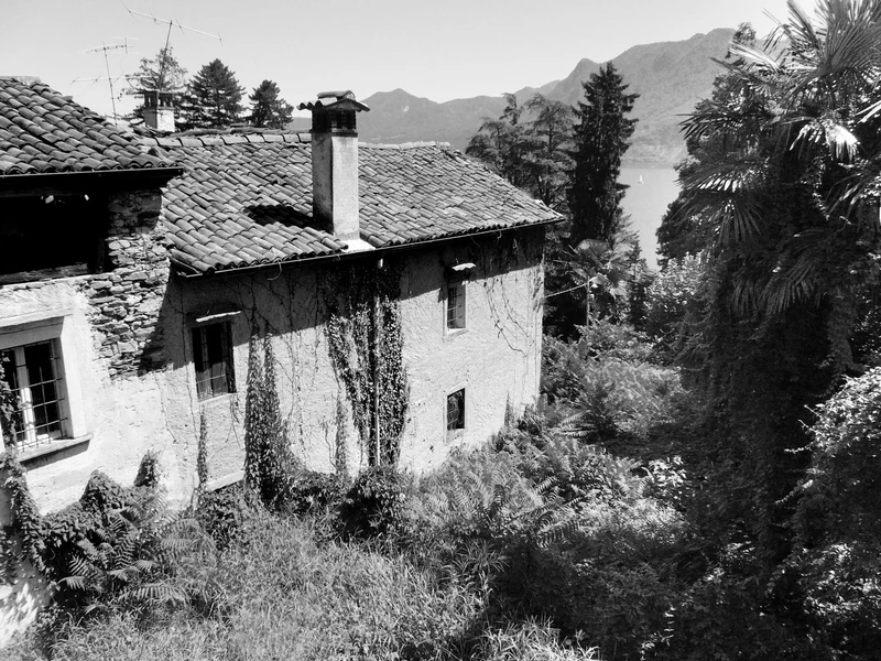 Rustico aus Naturstein am Lago Maggiore vor dem Umbau, schwarzweiß