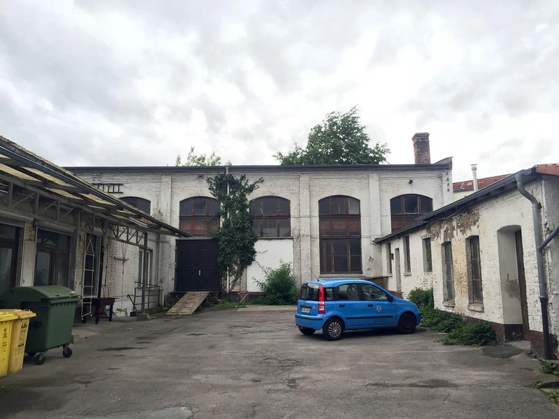 Bestand vor dem Umbau: Hinterhof mit ehemaligem Tanzsaal und Kegelbahn
