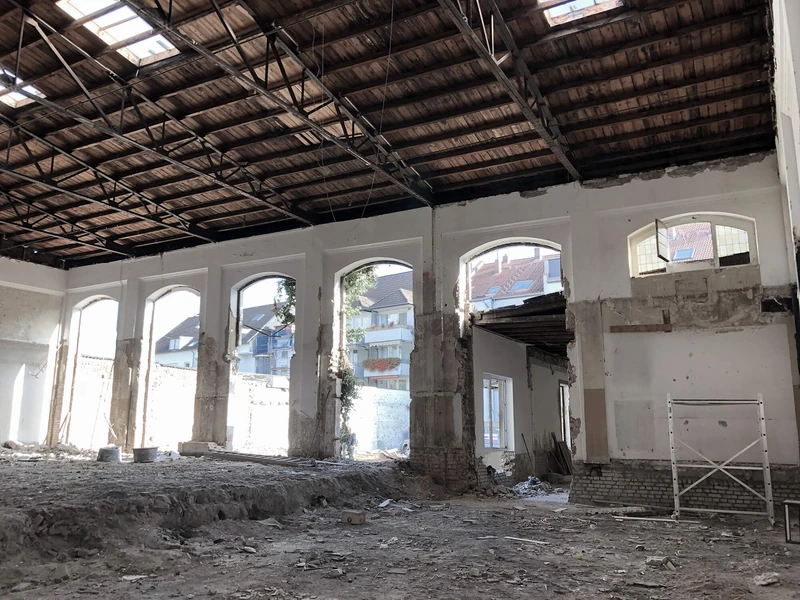 Bestand: ehemaliger Tanzsaal mit Rundbogenfenstern während der Entkernung