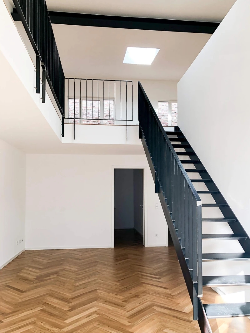 Wohnung mit Stahltreppe zur Galerie und Fischgrätparkett