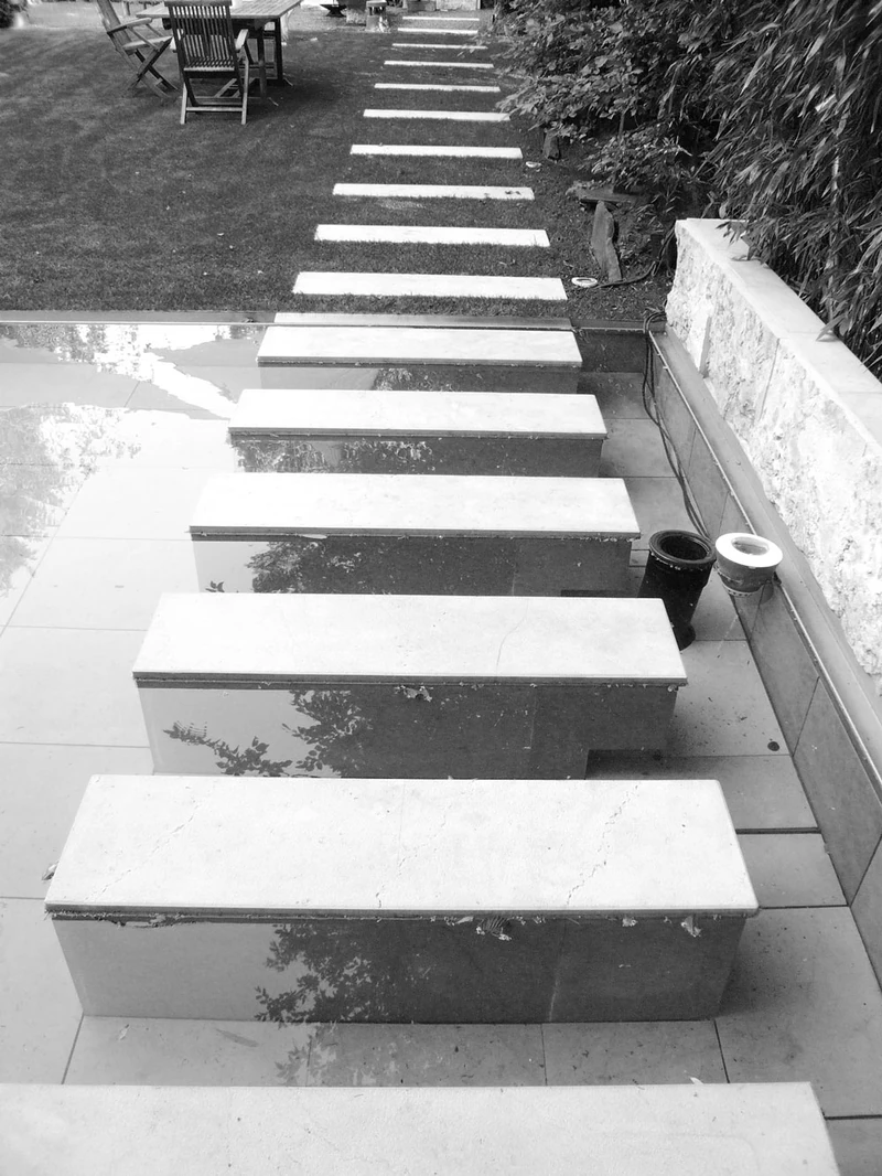 Treppe aus Betonstufen im Garten, schwarzweiß