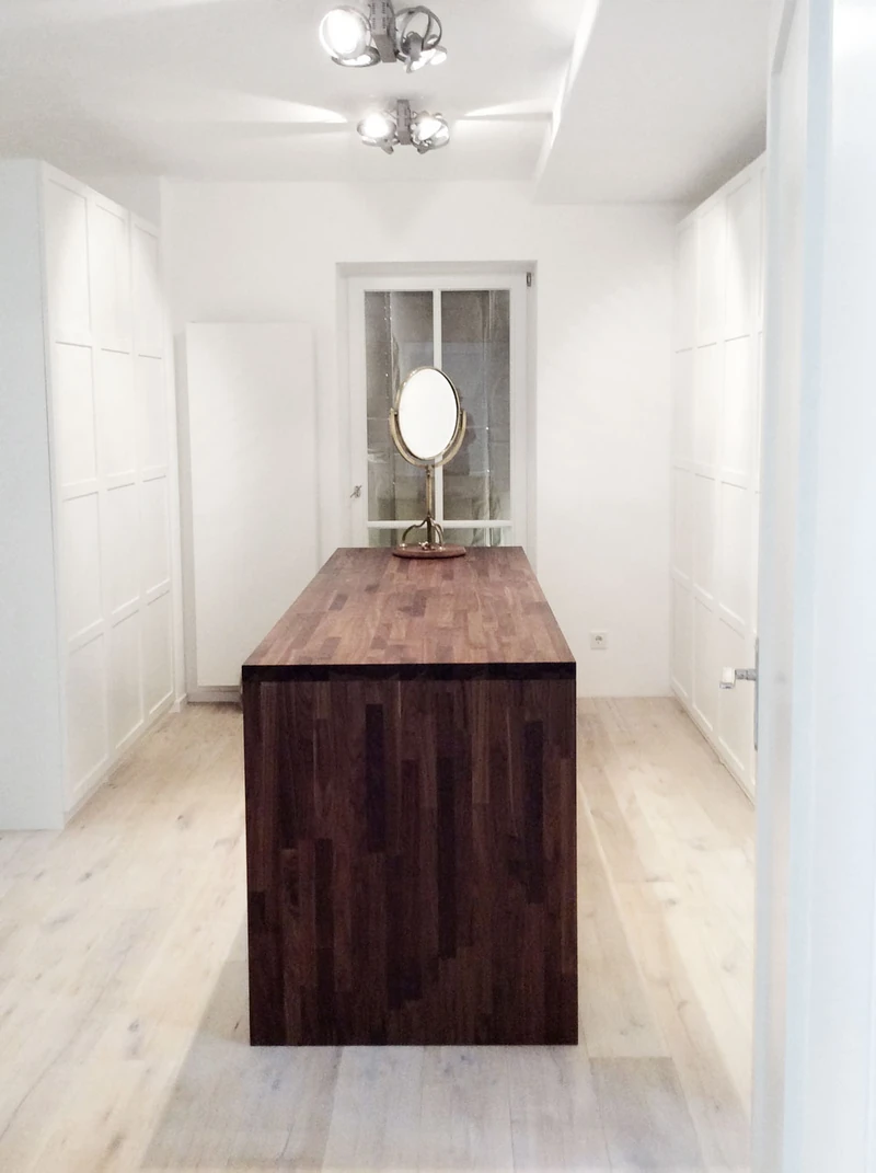 Ankleide mit Holzkommode und Spiegel