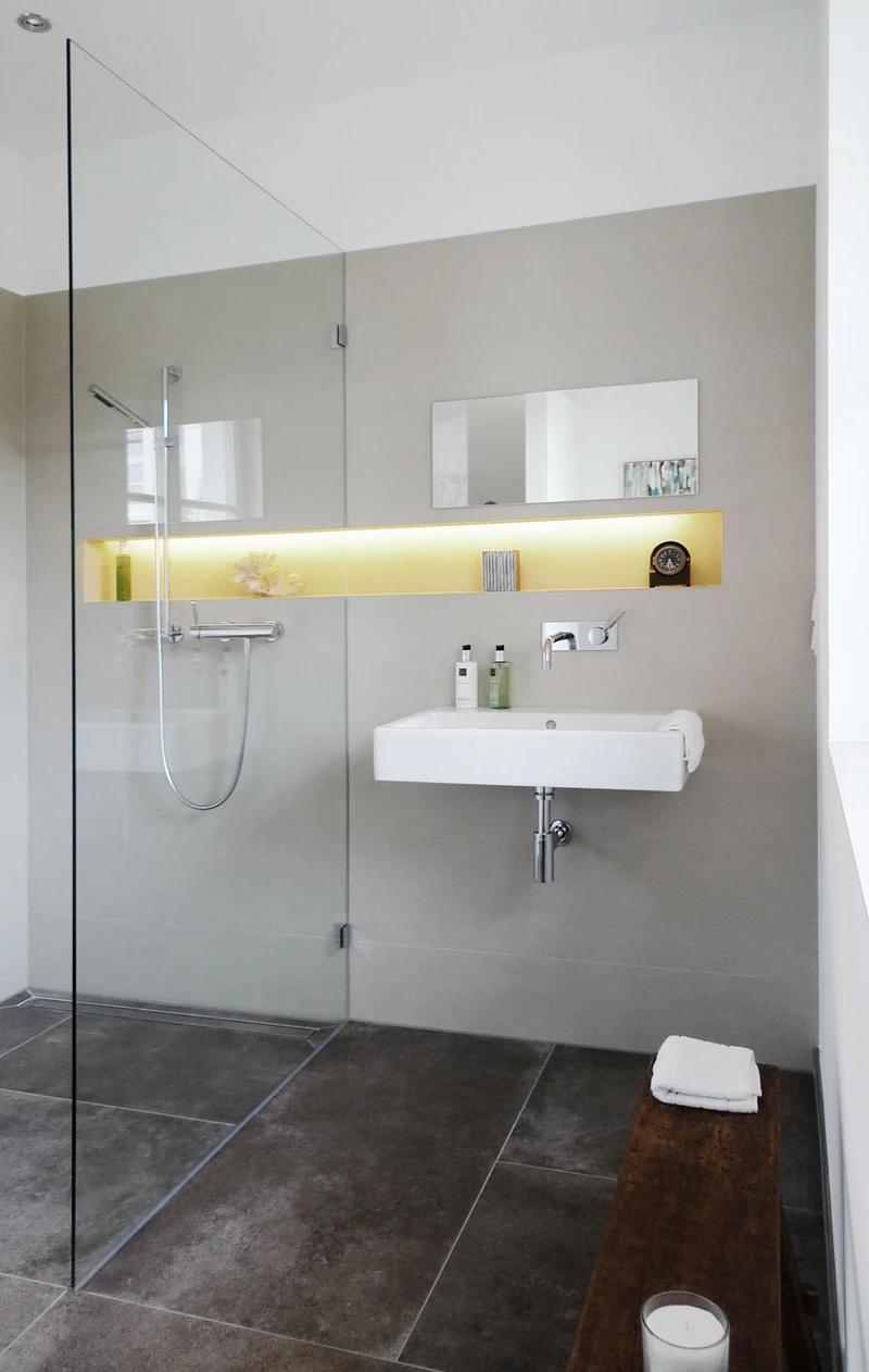 Bad mit bodengleicher Dusche und beleuchteter Nische