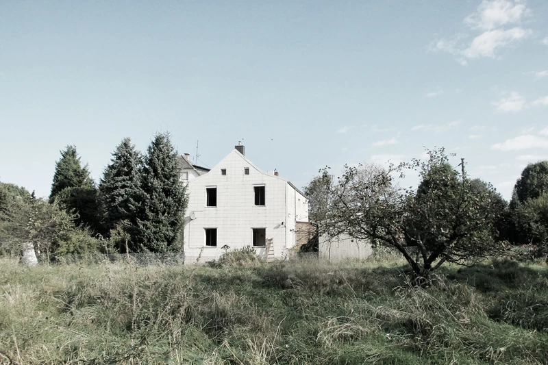 Bestand vor dem Umbau: Haus auf verwildertem Grundstück