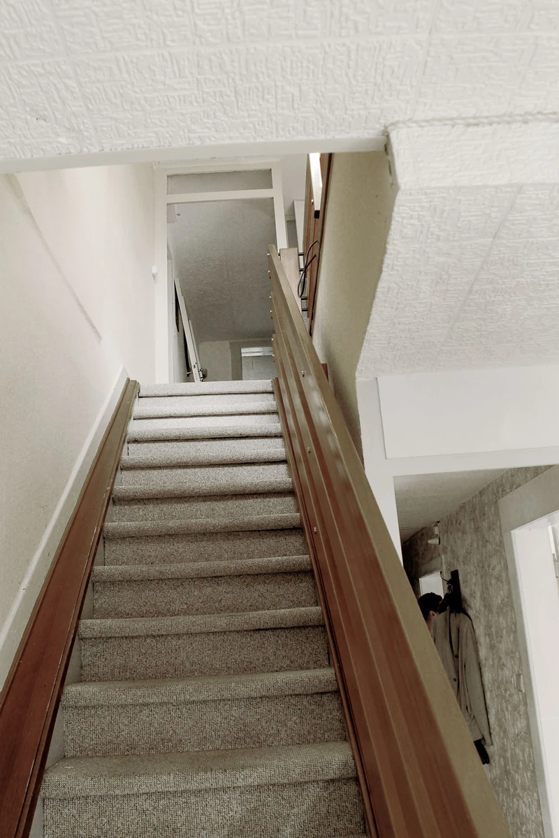 Treppe mit Holzhandlauf im sanierten Haus