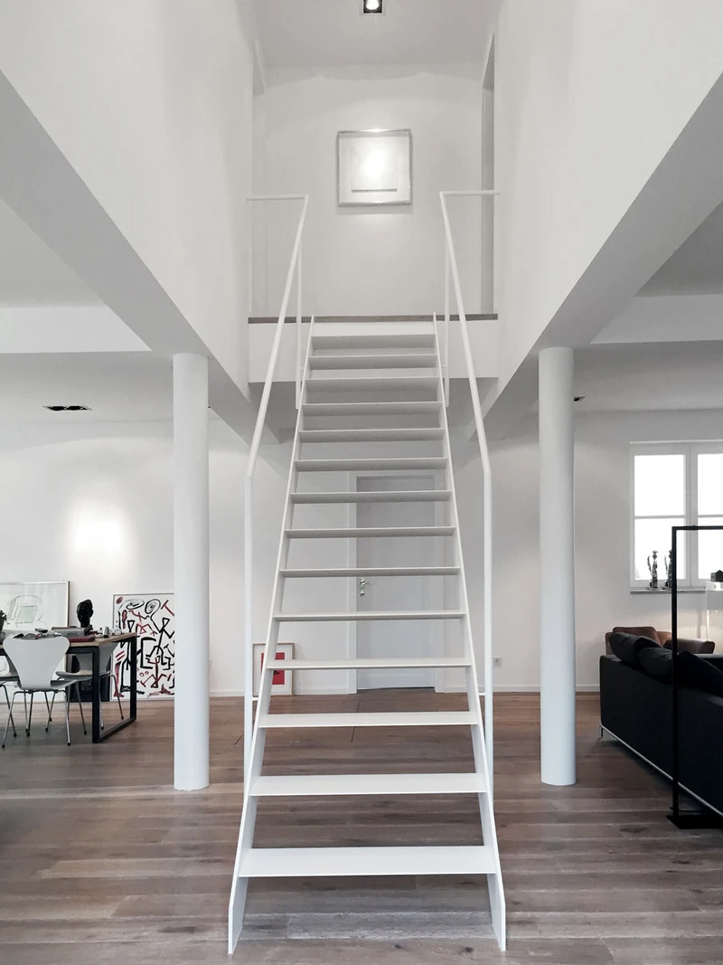 Weiße Treppe im offenen Wohnbereich