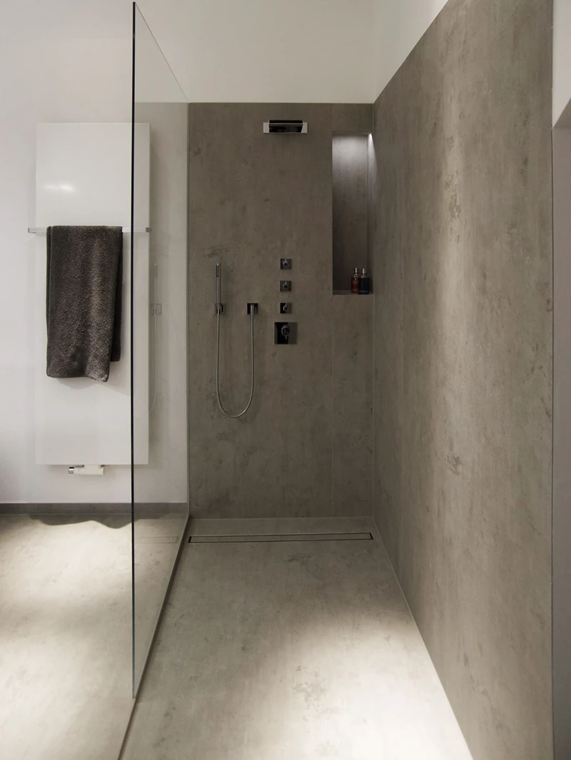 Bodengleiche Dusche mit Wänden in Betonoptik