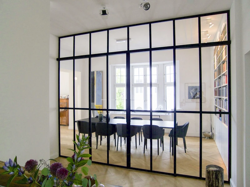 Stahl-Glas-Trennwand mit Blick in den Essbereich