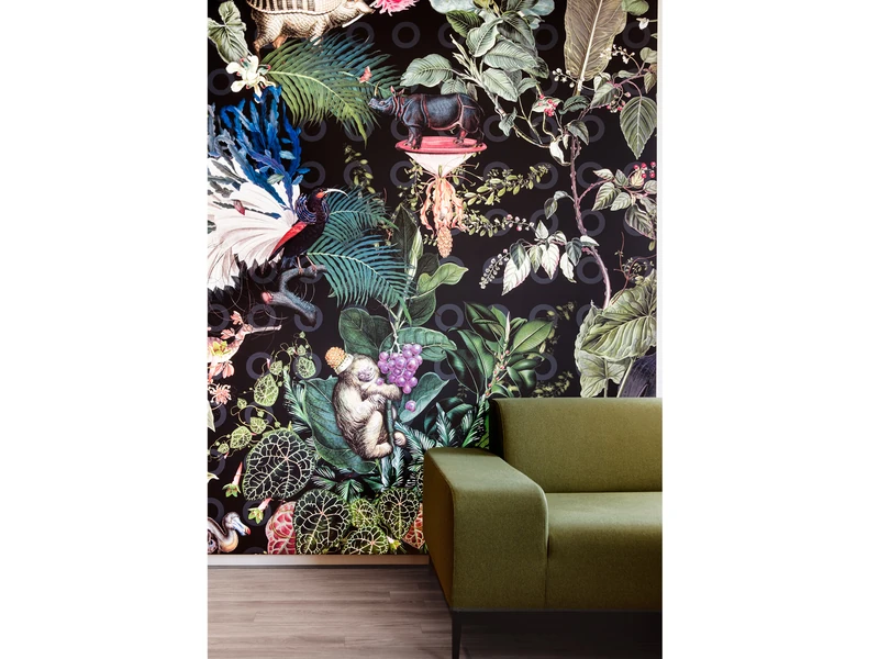 Grünes Sofa vor der Dschungel-Wandtapete