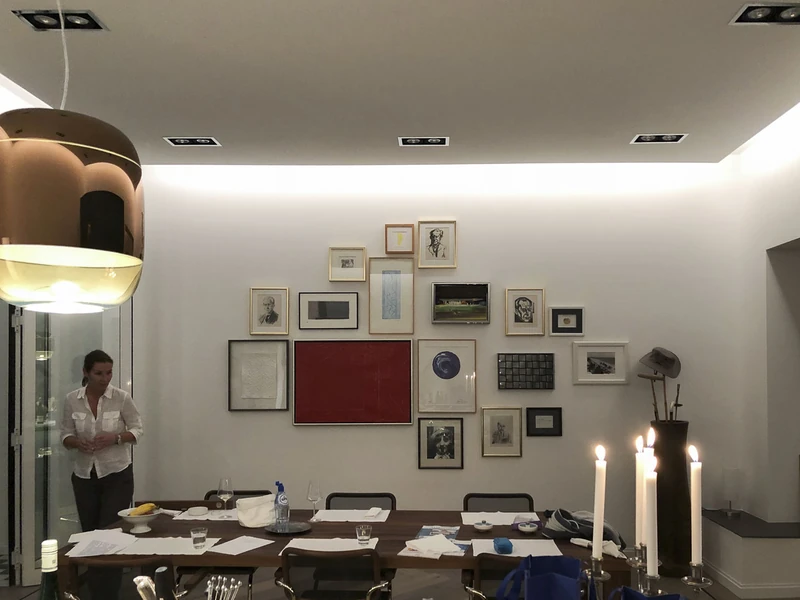 Bilderwand über dem gedeckten Esstisch mit Kerzen