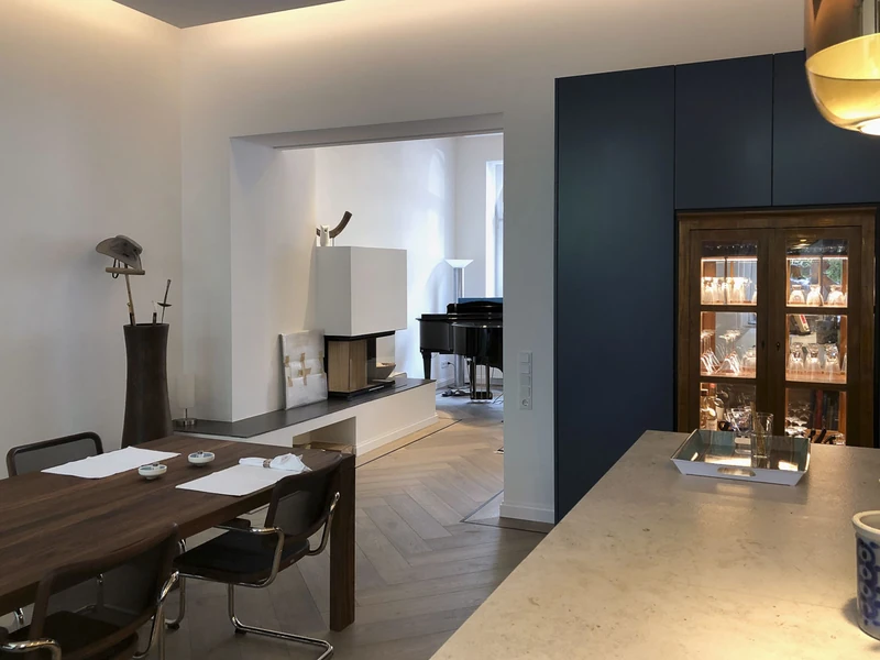 Durchblick vom Essplatz in den Wohnraum mit Kamin