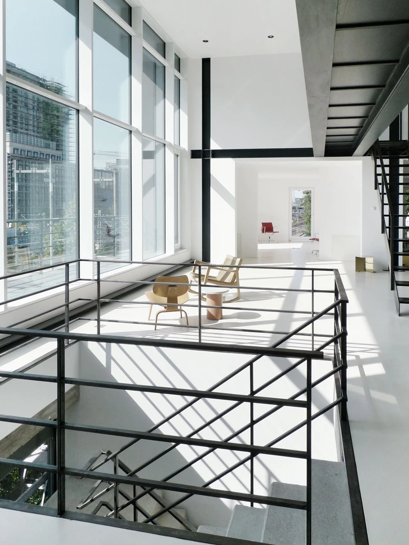 Galerieebene mit Stahlgeländer und Blick in die Halle