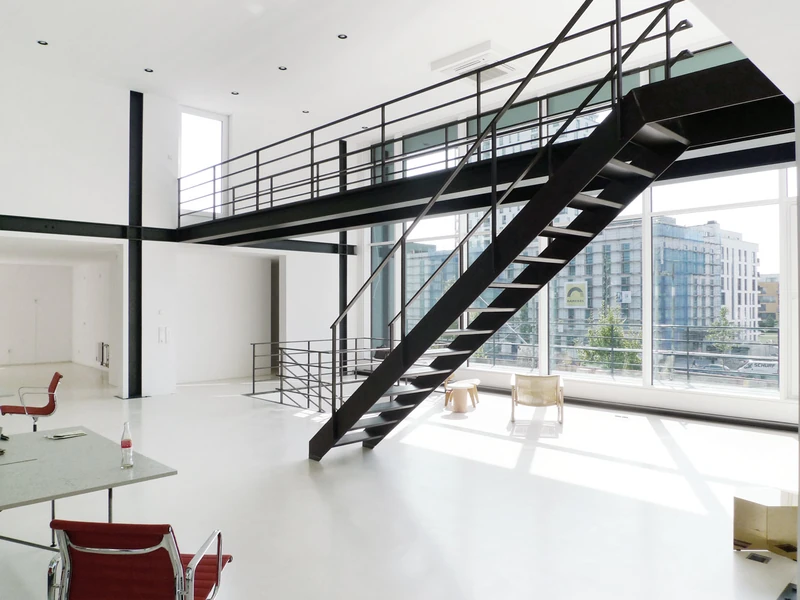 Blick auf Galerie und Treppe über zwei Ebenen