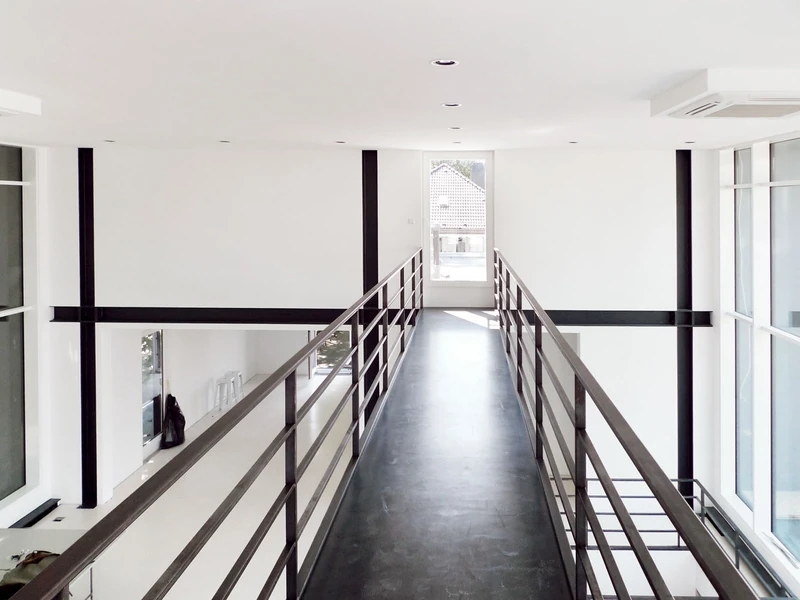 Steg über die Halle mit Stahlgeländern