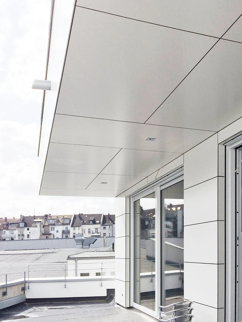 Dachterrasse mit Blick über die Dächer der Nachbarschaft