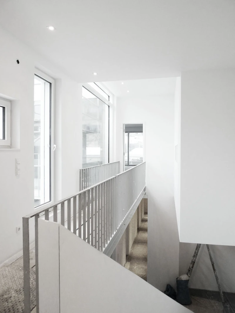 Galerie mit Stahlgeländer und Blick ins Treppenhaus