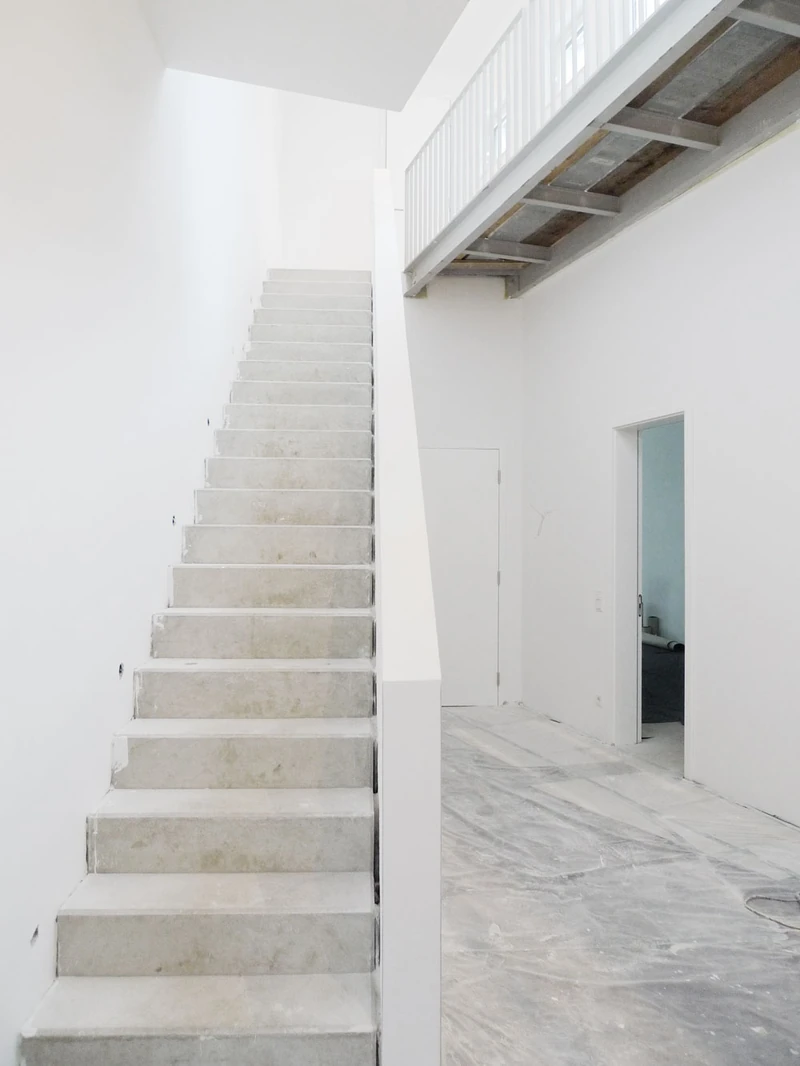 Massive Treppe in hellem Stein im Ausbau